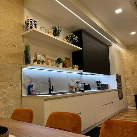 Townhouse 26 In Sliema, Malta Слима