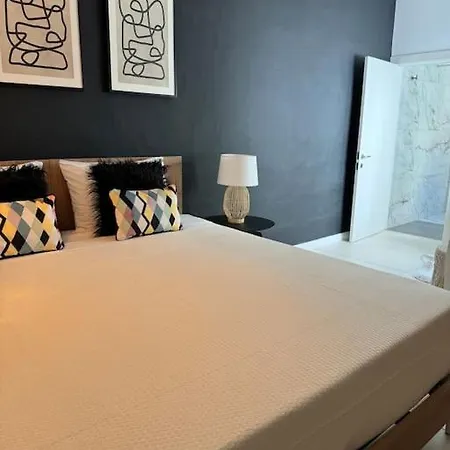 Townhouse 26 In Sliema, Malta Слима