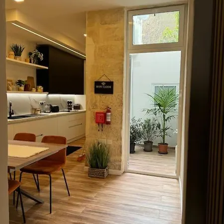 Townhouse 26 In Sliema, Malta Слима