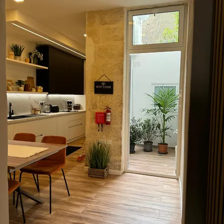 Townhouse 26 In Sliema, Malta Слима